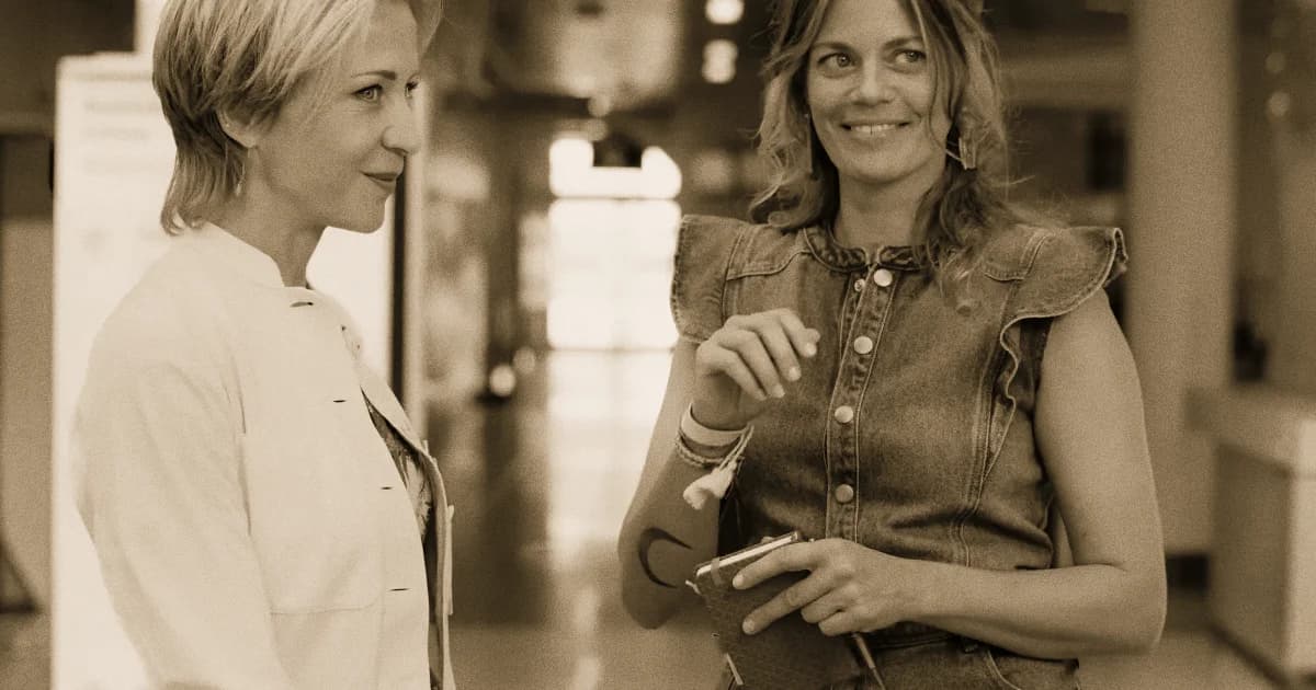 Dr. Angelika Rüdiger (Annika Ernst) und Vanessa Mertens (Elzemarieke de Vos) stehen lächelnd nebeneinander in der Klinik, Der Bergdoktor Staffel 19