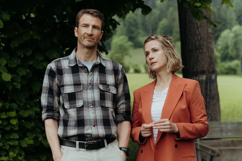 Nathalie Schott als Julia Andermatt mit Heiko Ruprecht als Hans Gruber in Der Bergdoktor — ZDF Pressebild
