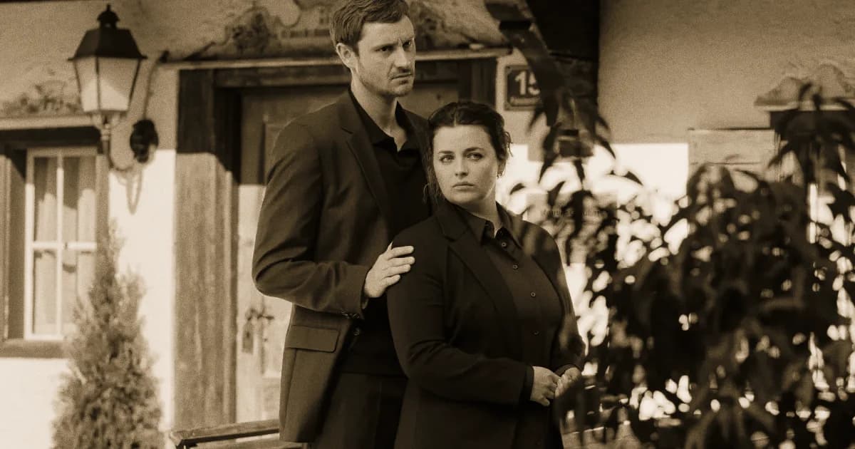 Lilli Gruber (Ronja Forcher) sucht Trost bei David Kästner (Frédéric Brossier) nach dem plötzlichen Tod ihres Großvaters — Der Bergdoktor Staffel 19
