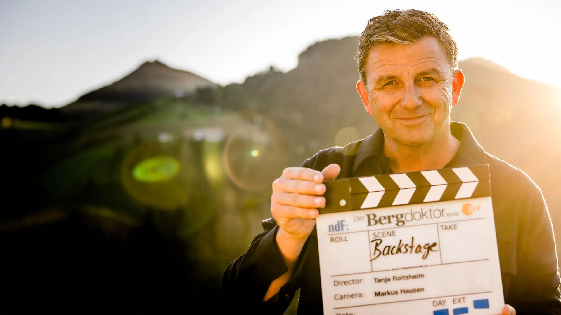 Hans Sigl am Filmset mit Klappe — Backstage beim Bergdoktor in Tirol