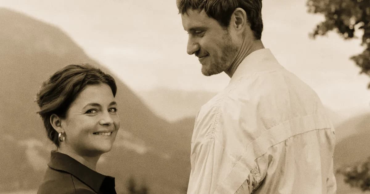 Ronja Forcher als Lilli Gruber in «Der Bergdoktor» vor Bergkulisse Tirol