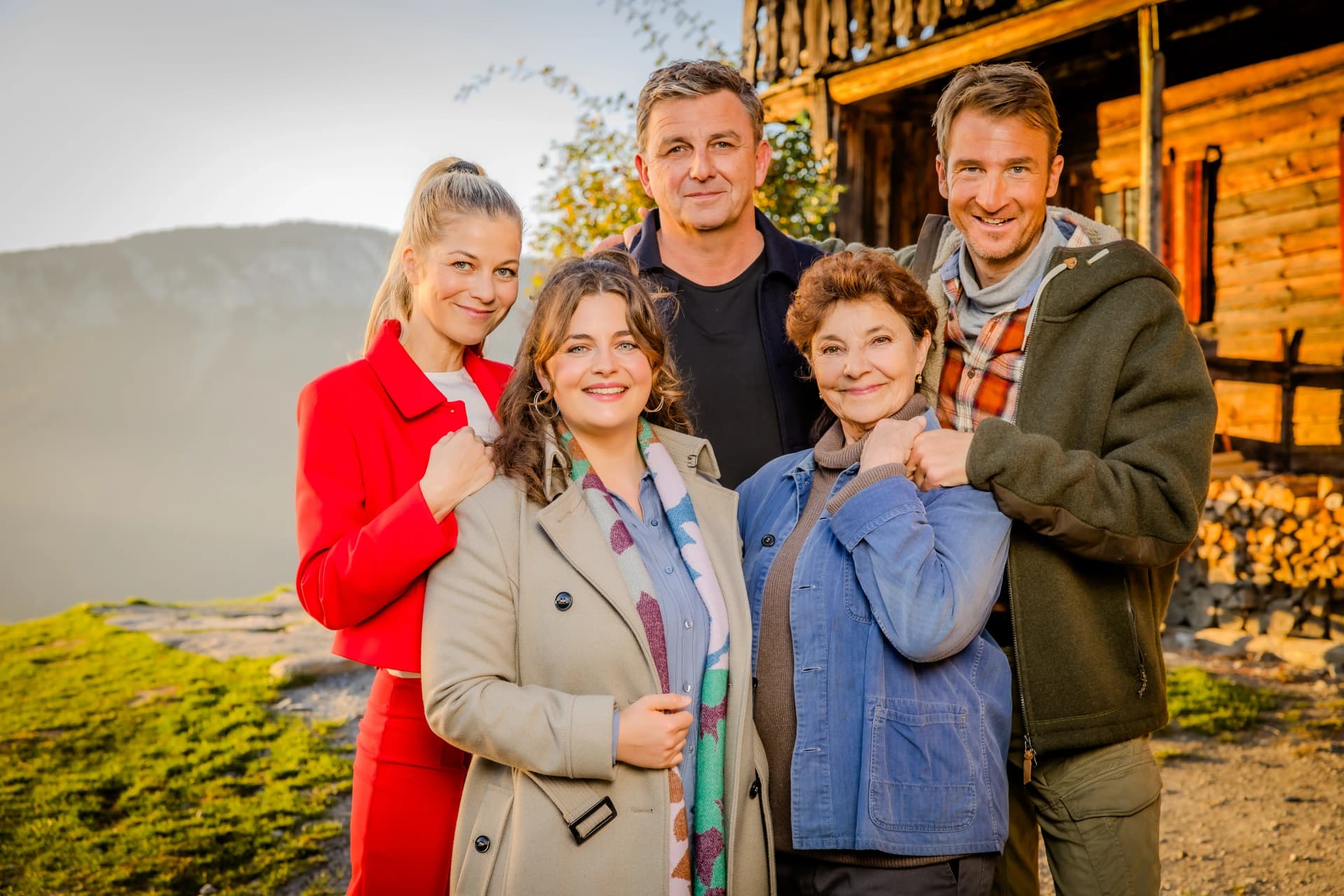 Die Schauspielerinnen und Schauspieler Hilde Dalik, Ronja Forcher, Hans Sigl, Monika Baumgartner und Heiko Ruprecht spielen gemeinsam in der Serie "Der Bergdoktor".
