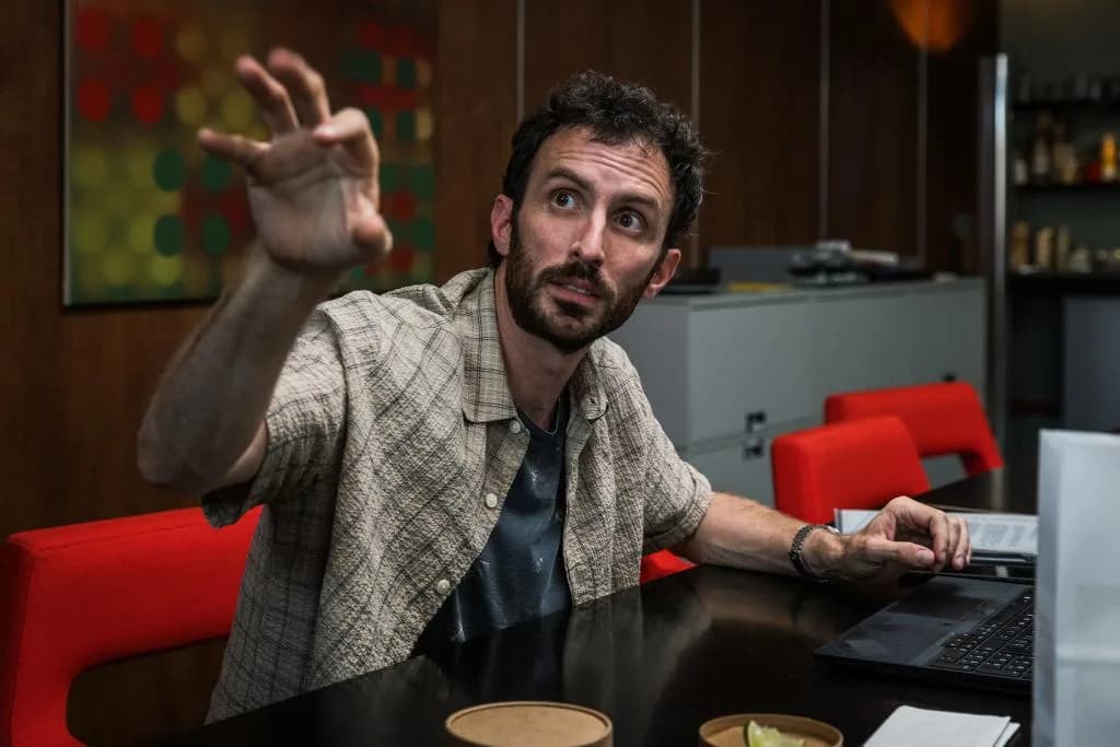 Aaron Arens als IT-Spezialist Noah Löwenherz mit Basil Eidenbenz im «Tatort» Zürich «Könige der Nacht»