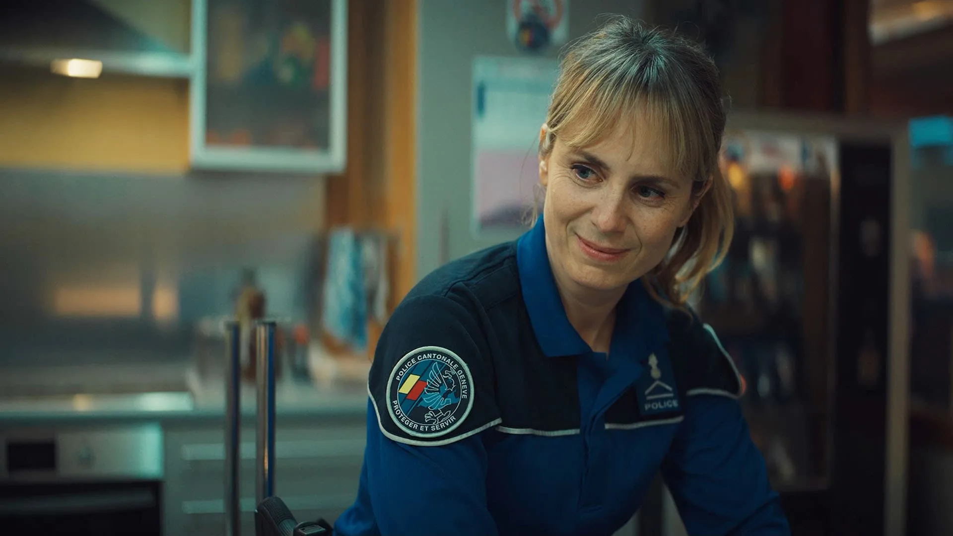 Anna Pieri Zuercher als Charlie in der RTS-Serie Uniformes, Play Suisse Pressekit