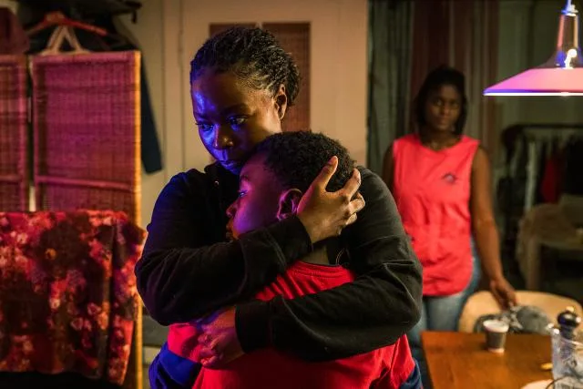 Nancy Mensah-Offei als Sanaa Mukambo mit Nambitha Ben-Mazwi und André Nkot Olinga im «Tatort» Zürich «Könige der Nacht»