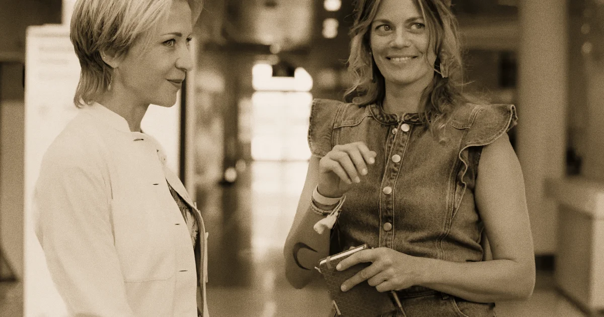 Annika Ernst als Dr. Angelika Rüdiger mit Kollegin Elzemarieke de Vos in «Der Bergdoktor» — ZDF-Pressebild