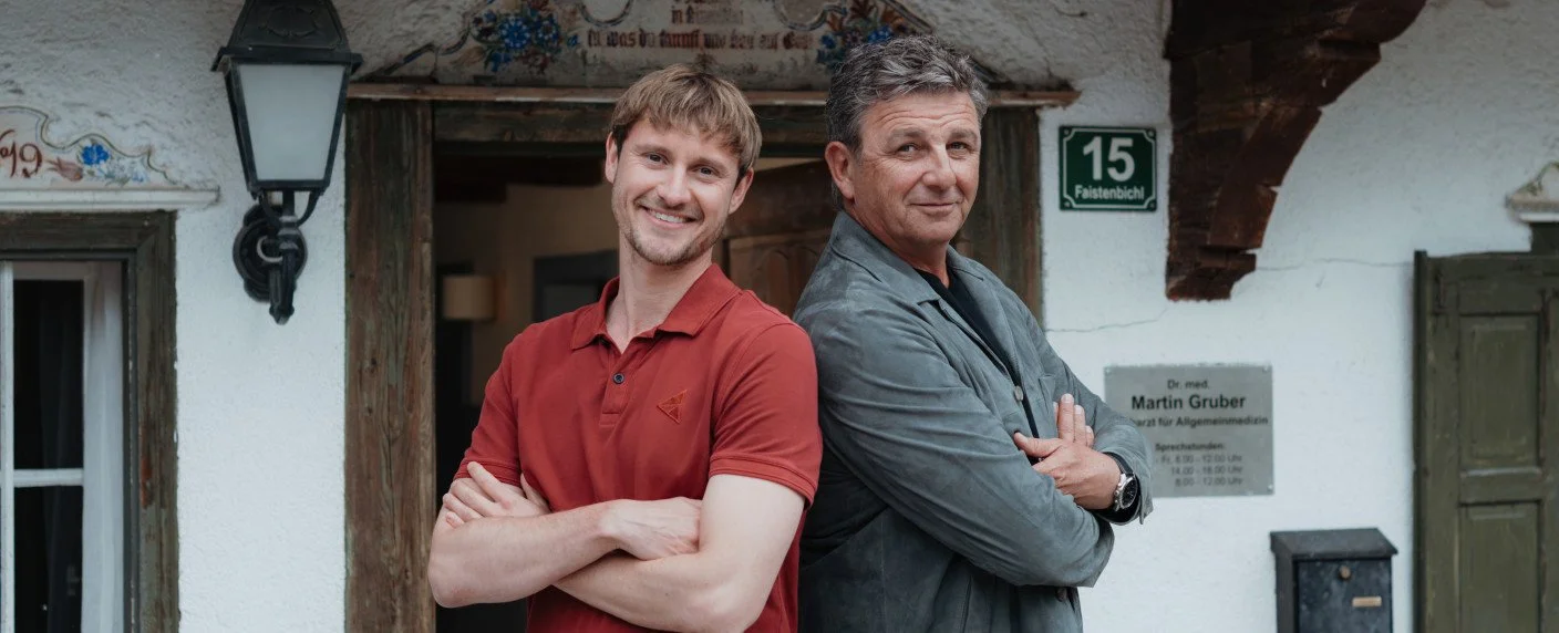 David Kästner (Frédéric Brossier) und Dr. Martin Gruber (Hans Sigl) beim Drehstart zur 20. Staffel von «Der Bergdoktor» — ZDF-Pressebild