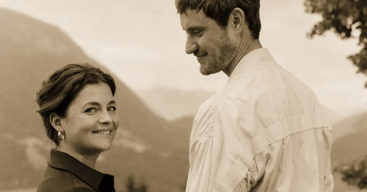 Ronja Forcher als Lilli Gruber in «Der Bergdoktor» vor Bergkulisse Tirol