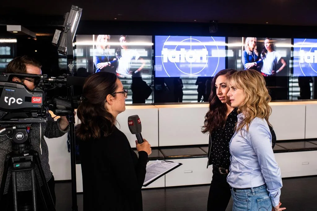 Carol Schuler und Anna Pieri Zuercher beim SRF-Interview vor dem Tatort Zürich, SRF Pressefoto